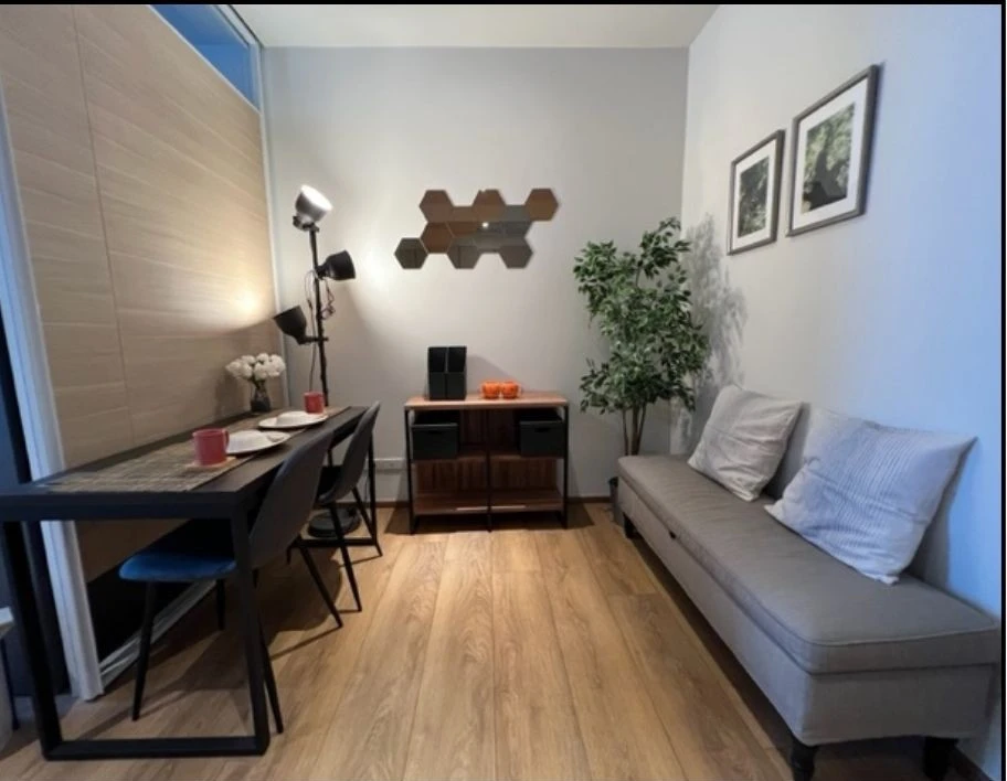 For rent: Park 24 Origin Phrom Phong, a lovely room, decorated in a cool theme, complete with furniture and appliances. Don't miss it!