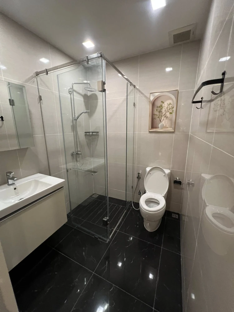 For rent: Park 24 Origin Phrom Phong, corner unit with Chao Phraya River, Benjakitti Park and skyscraper views. Book now!