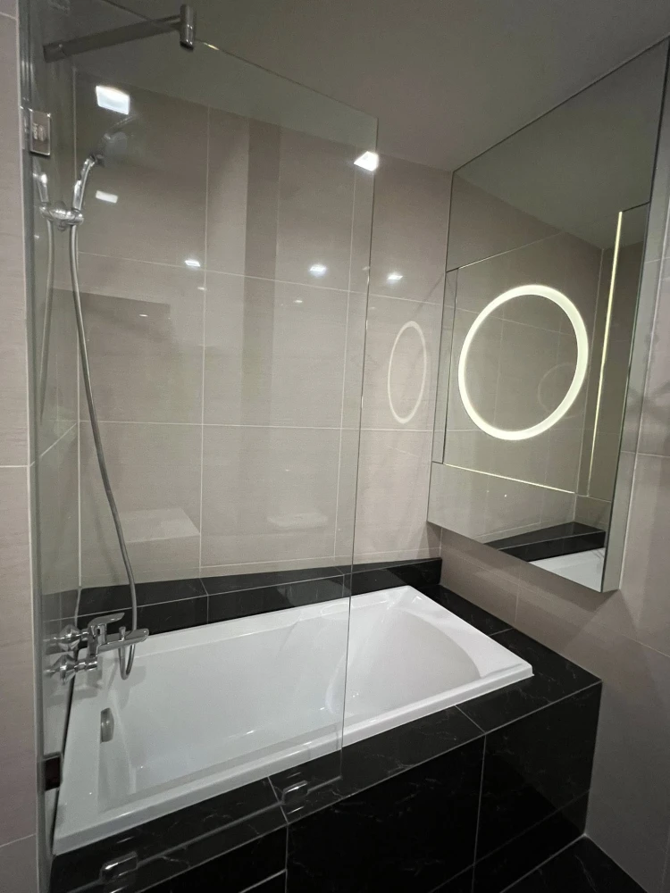 For rent: Park 24 Origin Phrom Phong, corner unit with Chao Phraya River, Benjakitti Park and skyscraper views. Book now!