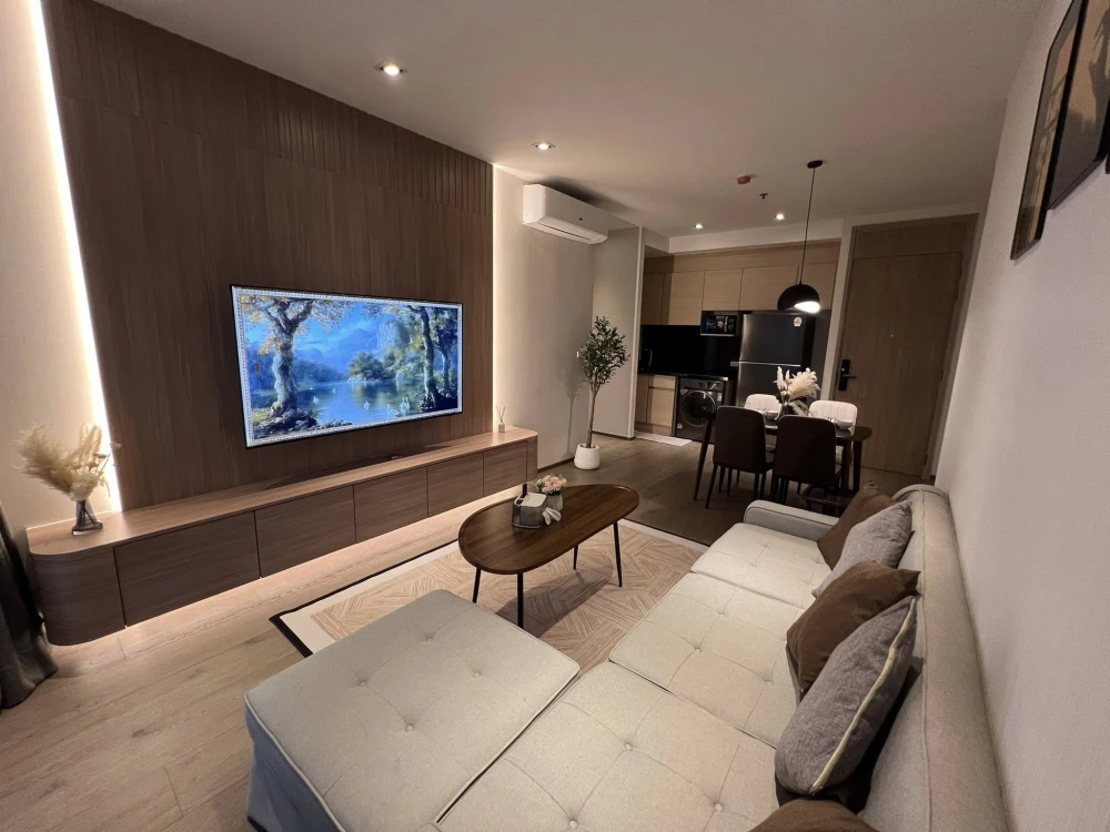 For rent: Park 24 Origin Phrom Phong, corner unit with Chao Phraya River, Benjakitti Park and skyscraper views. Book now!