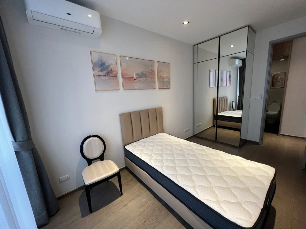 For rent: Park 24 Origin Phrom Phong, corner unit with Chao Phraya River, Benjakitti Park and skyscraper views. Book now!