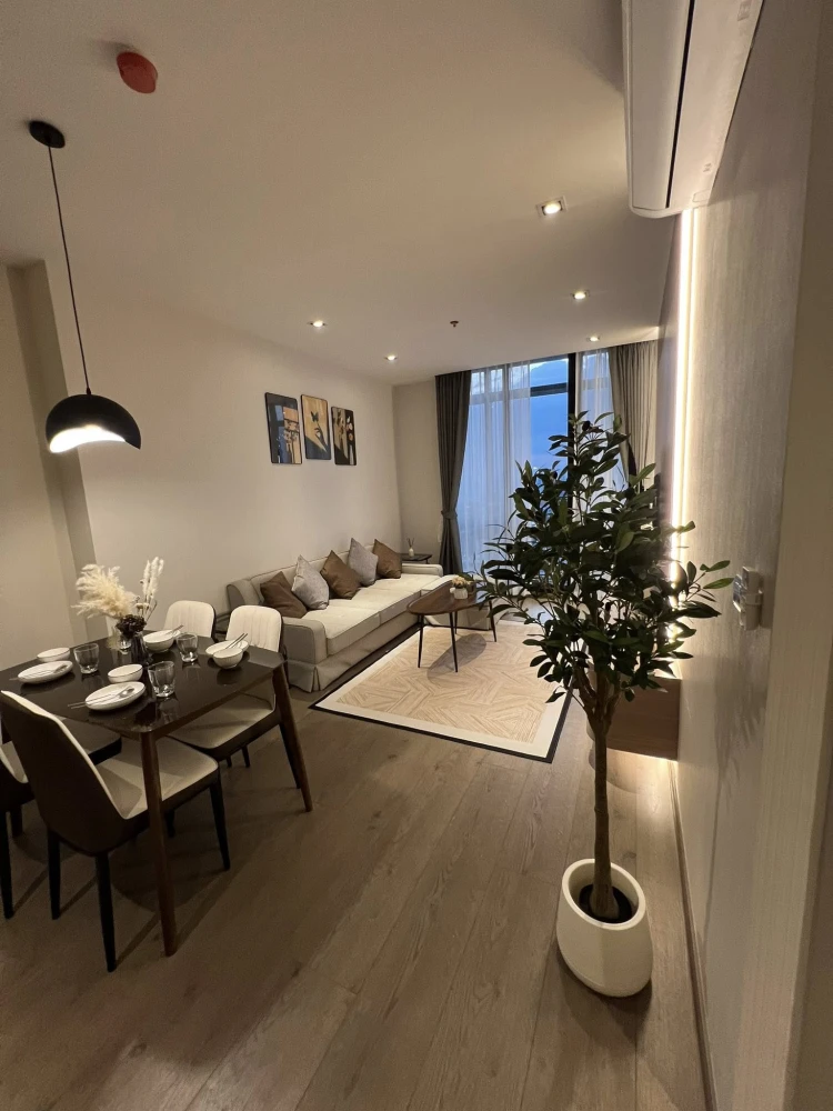 For rent: Park 24 Origin Phrom Phong, corner unit with Chao Phraya River, Benjakitti Park and skyscraper views. Book now!