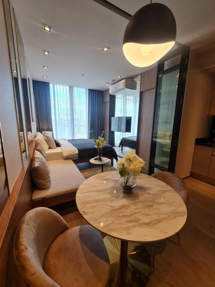 For rent: Park 24 Origin Phrom Phong, studio room, very high floor, fully furnished, don't miss it!