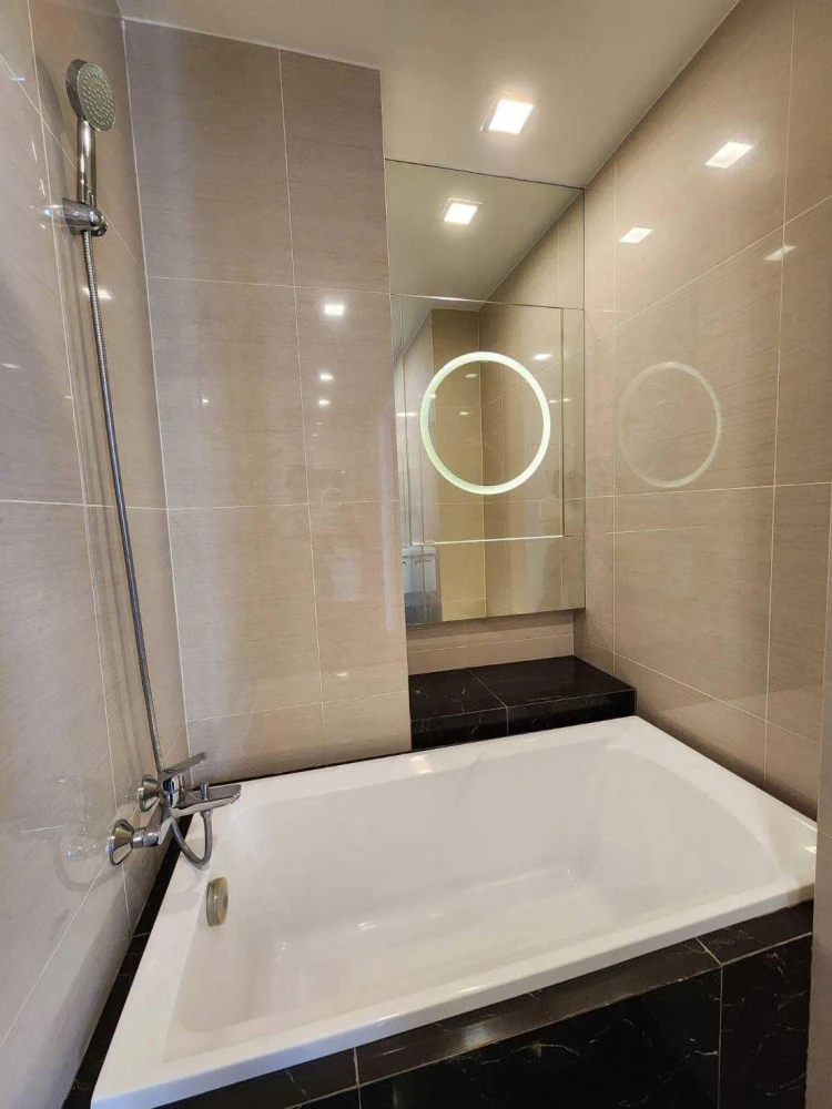 For rent: Park 24 Origin Phrom Phong, 40th floor, very high, fully furnished, built-in, very nice, reserve now.