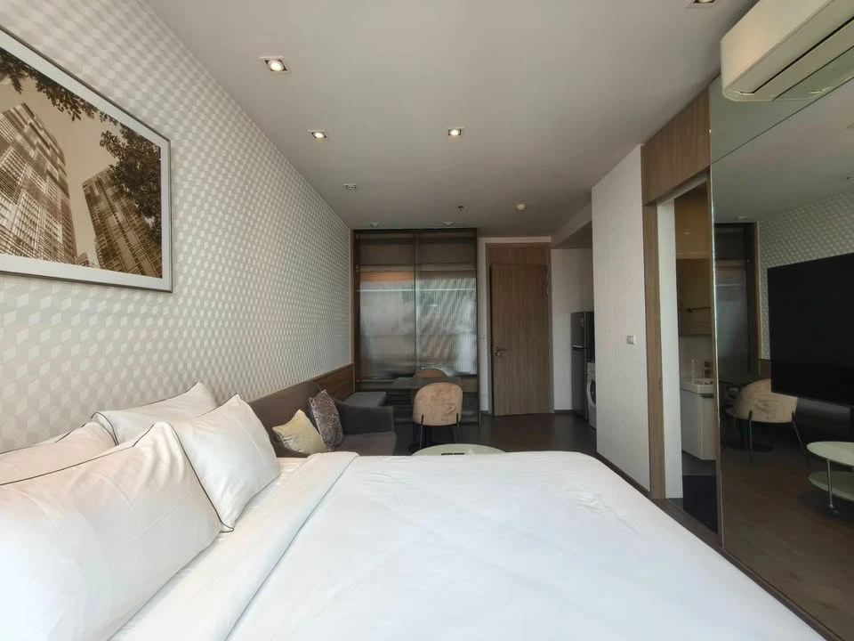 For rent: Park 24 Origin Phrom Phong, very high floor unit, wallpapered throughout, fully furnished, ready to move in.