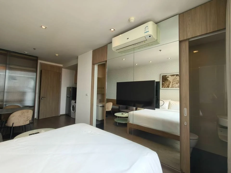 For rent: Park 24 Origin Phrom Phong, very high floor unit, wallpapered throughout, fully furnished, ready to move in.