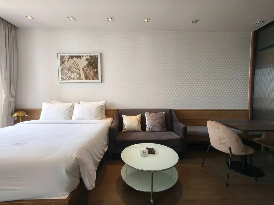 For rent: Park 24 Origin Phrom Phong, very high floor unit, wallpapered throughout, fully furnished, ready to move in.