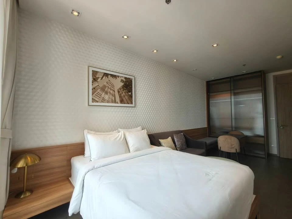 For rent: Park 24 Origin Phrom Phong, very high floor unit, wallpapered throughout, fully furnished, ready to move in.