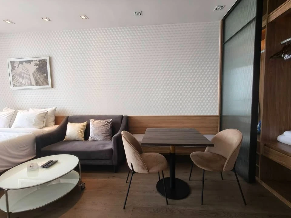 For rent: Park 24 Origin Phrom Phong, very high floor unit, wallpapered throughout, fully furnished, ready to move in.