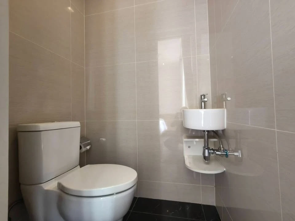 For rent: Park 24 Origin Phrom Phong, very high floor unit, wallpapered throughout, fully furnished, ready to move in.