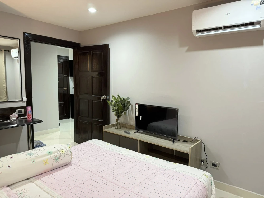 For rent: Park Lane Jomtien Resort, a lovely room with beautiful, well-decorated tones, great location, fully furnished. Reserve now!
