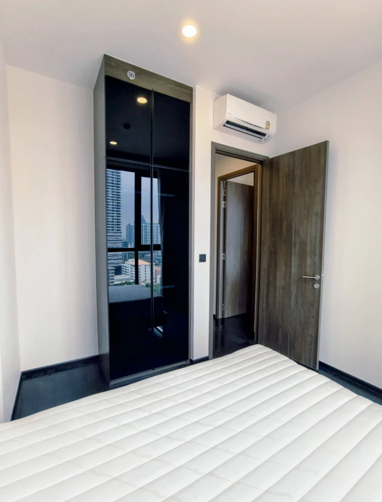 For rent: Park Origin Thonglor, 2 bedrooms, spacious living area, fully furnished with appliances. Book now!