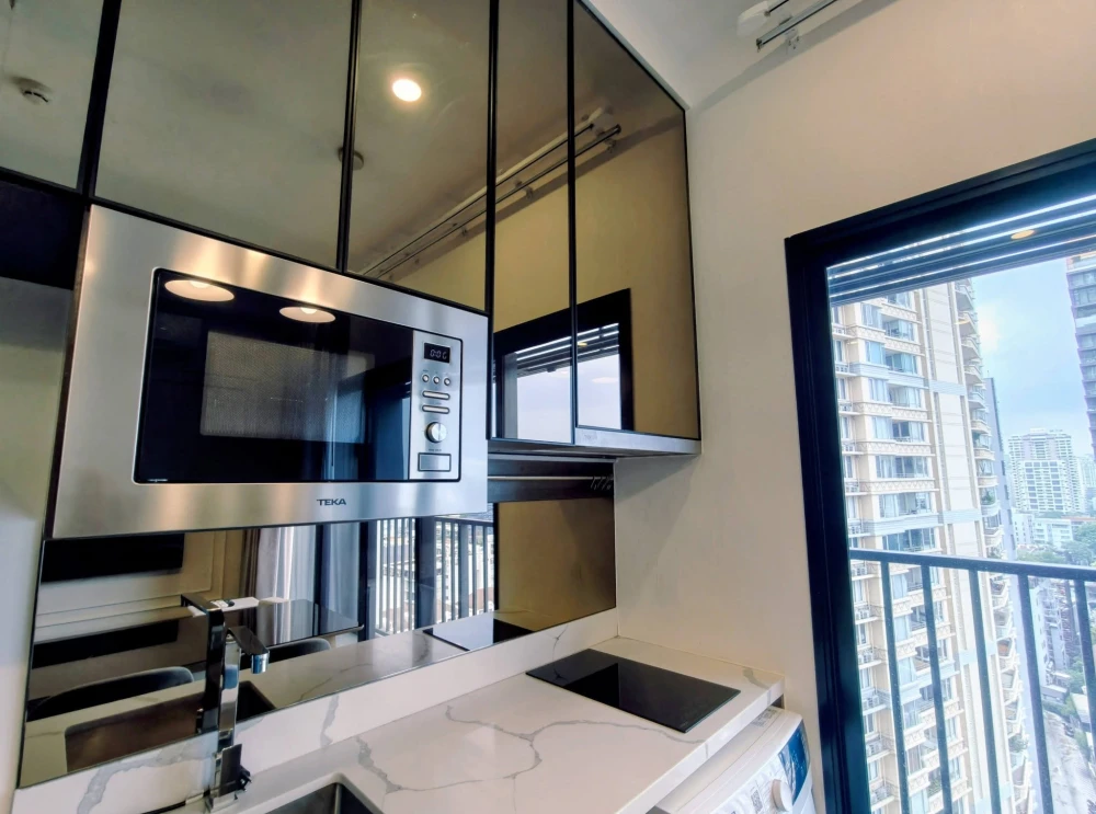 For rent: Park Origin Thonglor, 2 bedrooms, spacious living area, fully furnished with appliances. Book now!