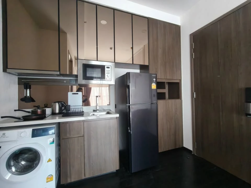 For rent: Park Origin Thonglor, a lovely unit with a bathtub on a high floor, fully furnished with amenities. Book now before it's too late!!!
