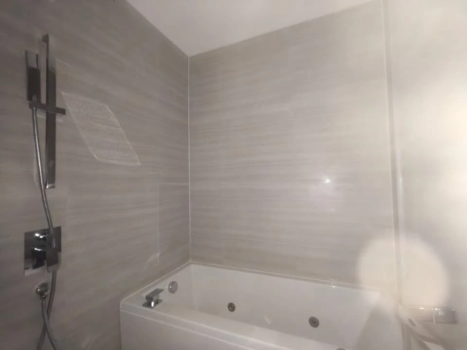 For rent: Park Origin Thonglor, a lovely unit with a bathtub on a high floor, fully furnished with amenities. Book now before it's too late!!!