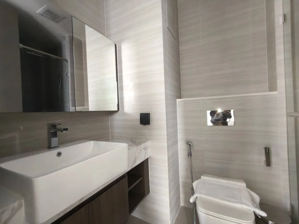For rent: Park Origin Thonglor, a lovely unit with a bathtub on a high floor, fully furnished with amenities. Book now before it's too late!!!
