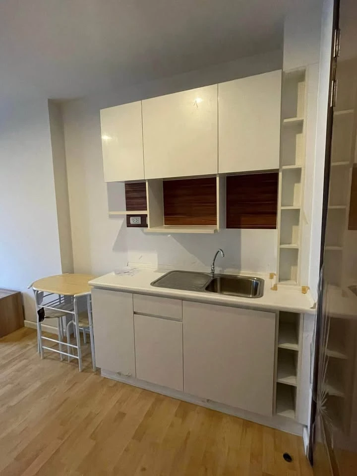 For rent: Parkland Ngamwongwan Khaerai, high floor unit, fully furnished, spacious and comfortable. Book now!