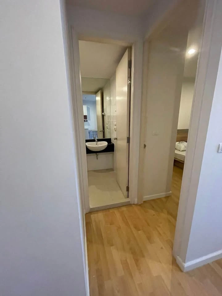 For rent: Parkland Ngamwongwan Khaerai, high floor unit, fully furnished, spacious and comfortable. Book now!