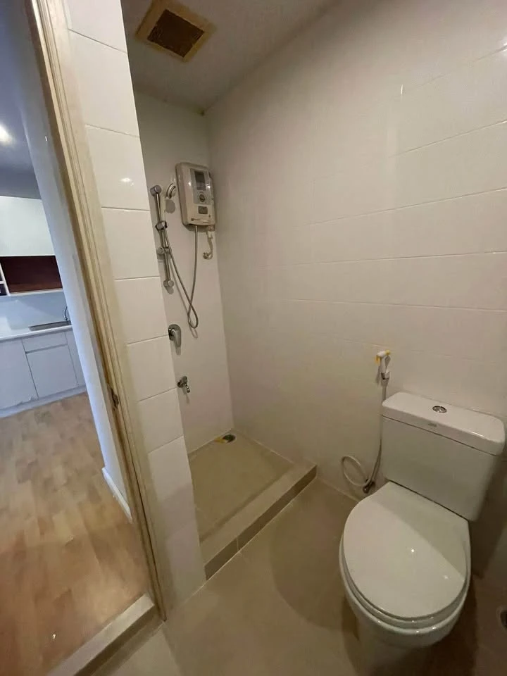 For rent: Parkland Ngamwongwan Khaerai, high floor unit, fully furnished, spacious and comfortable. Book now!