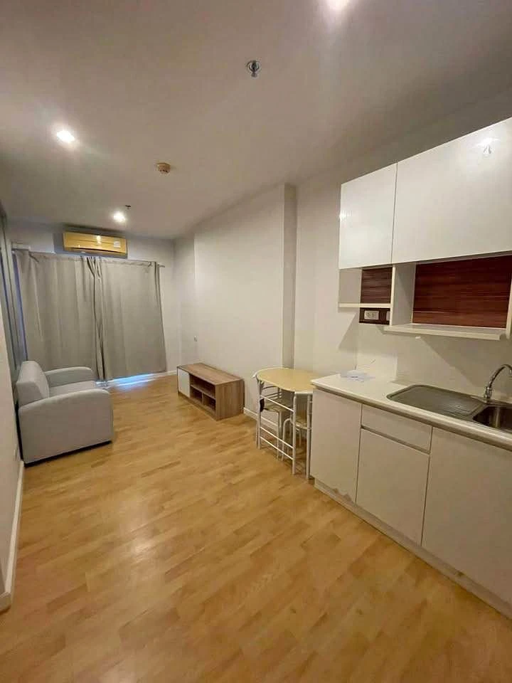 For rent: Parkland Ngamwongwan Khaerai, high floor unit, fully furnished, spacious and comfortable. Book now!