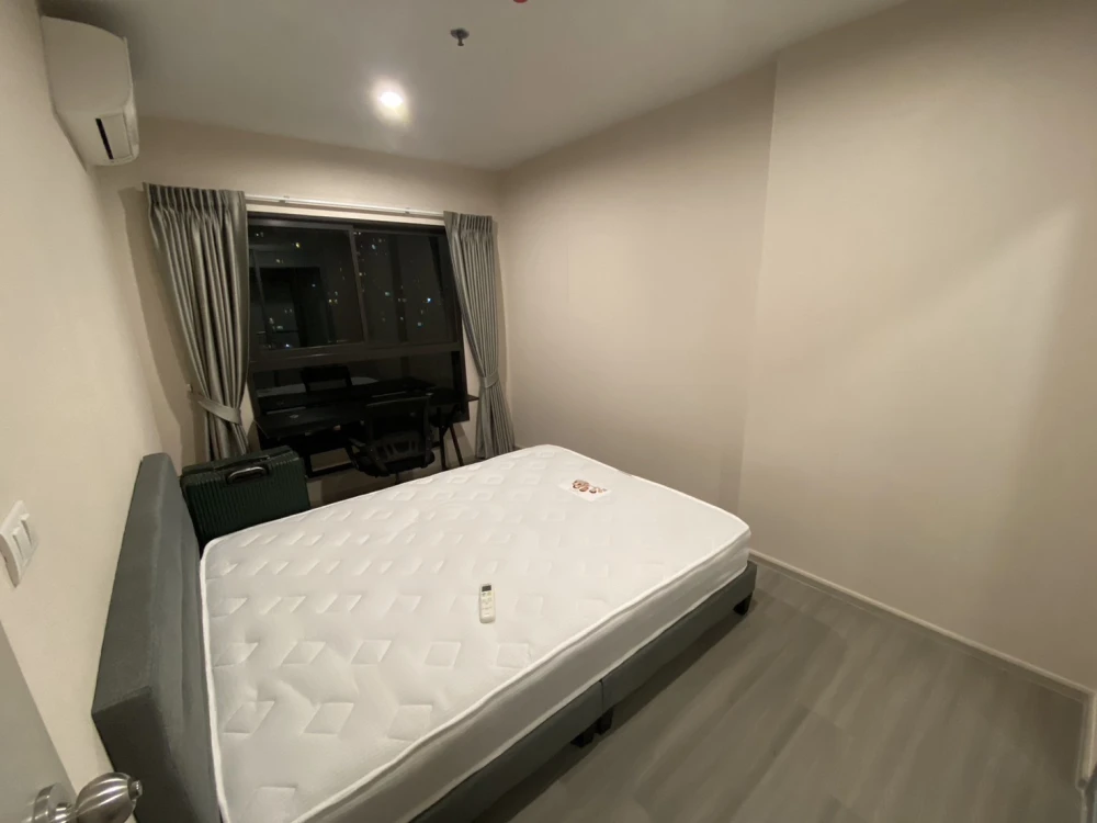 For rent, Parkland Charan-Pinklao, empty room, good price, well separated kitchen, 8th floor, swimming pool view, hurry to reserve.