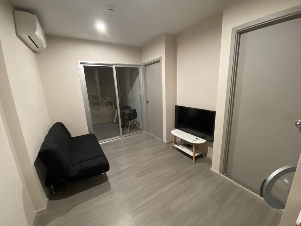For rent, Parkland Charan-Pinklao, empty room, good price, well separated kitchen, 8th floor, swimming pool view, hurry to reserve.