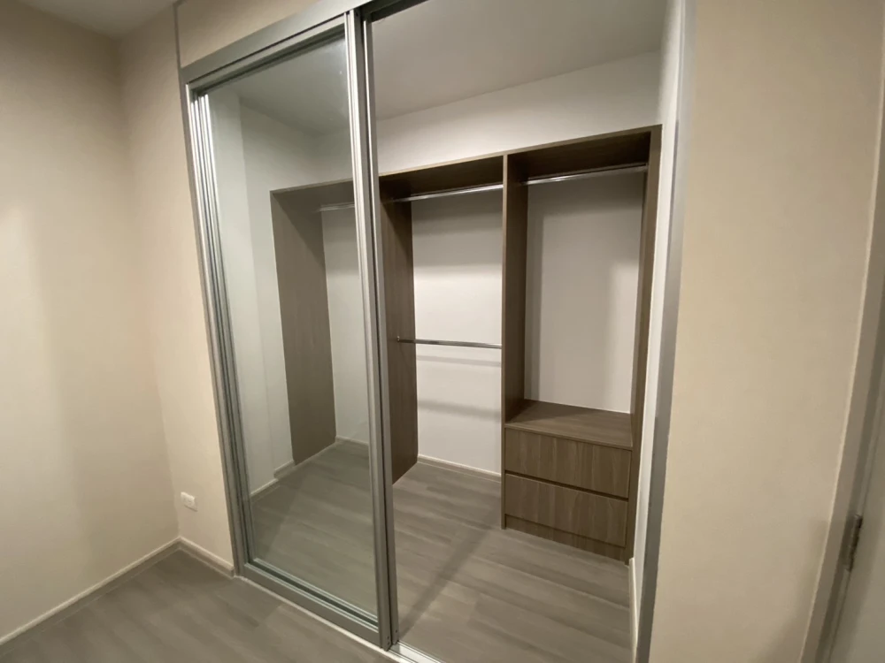 For rent, Parkland Charan-Pinklao, empty room, good price, well separated kitchen, 8th floor, swimming pool view, hurry to reserve.