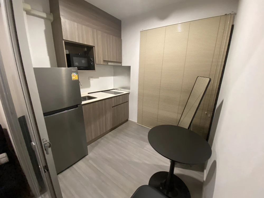 For rent, Parkland Charan-Pinklao, empty room, good price, well separated kitchen, 8th floor, swimming pool view, hurry to reserve.