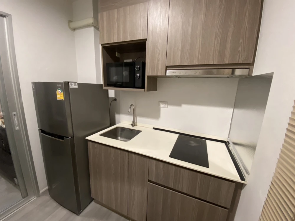 For rent, Parkland Charan-Pinklao, empty room, good price, well separated kitchen, 8th floor, swimming pool view, hurry to reserve.