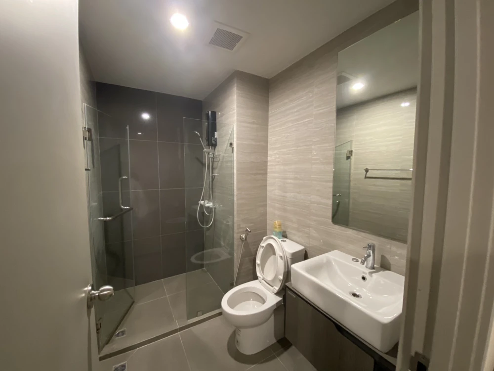 For rent, Parkland Charan-Pinklao, empty room, good price, well separated kitchen, 8th floor, swimming pool view, hurry to reserve.