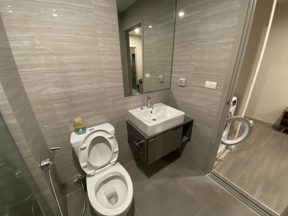 For rent, Parkland Charan-Pinklao, empty room, good price, well separated kitchen, 8th floor, swimming pool view, hurry to reserve.