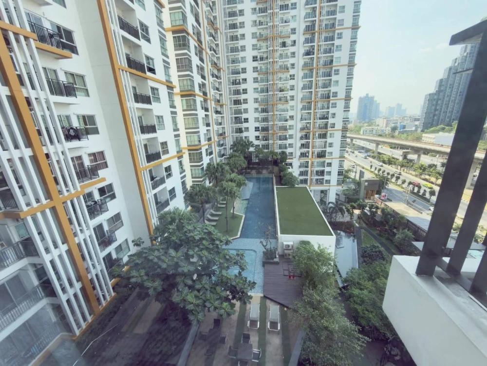 For rent: Parkland Taksin-Tha Phra, beautifully decorated unit on the 11th floor with pool and BTS view. Convenient and fully furnished – you won't wa