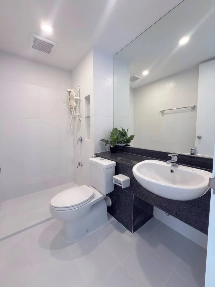 For rent: Parkland Taksin-Tha Phra, beautifully decorated unit on the 11th floor with pool and BTS view. Convenient and fully furnished – you won't wa