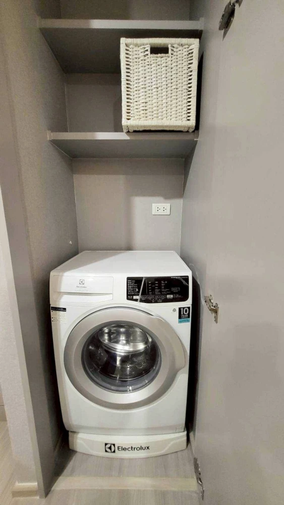 For rent: Parkland Phetkasem 56, beautifully decorated unit with full built-in furniture, 7th floor, pool and garden view, pleasant throughout the day