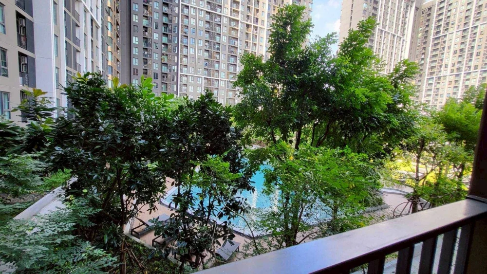 For rent: Parkland Phetkasem 56, beautifully decorated unit with full built-in furniture, 7th floor, pool and garden view, pleasant throughout the day