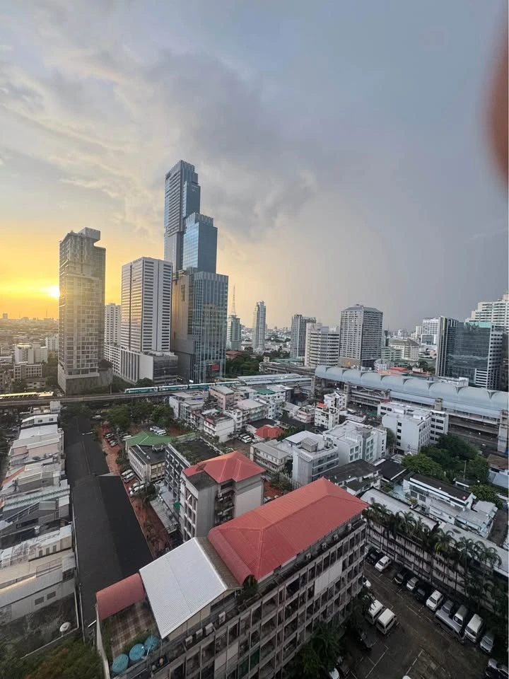 Pathumwan Resort for rent, spacious room, lots of usable space, good location, beautiful city view, not blocked, reserve now.
