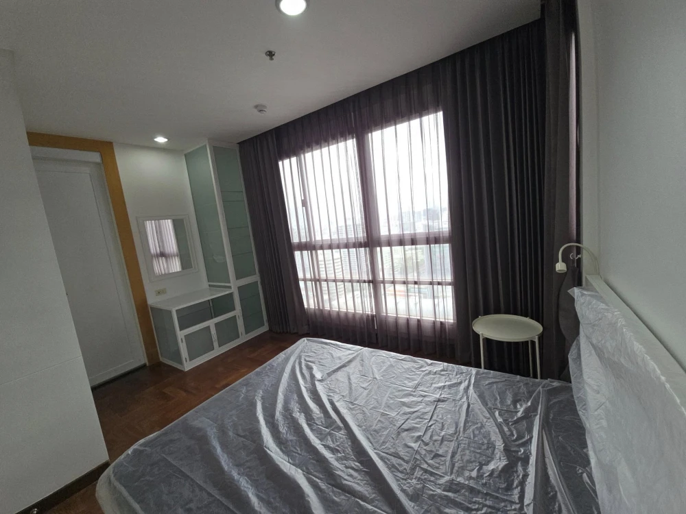 For rent: Pathumwan Resort, spacious room, lots of usable space, not exposed to the sun, comes with complete furniture, don't miss it.