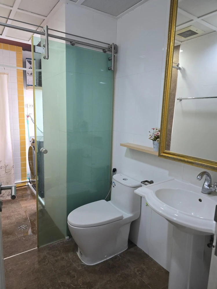 For rent: Pathumwan Resort, spacious room, lots of usable space, not exposed to the sun, comes with complete furniture, don't miss it.
