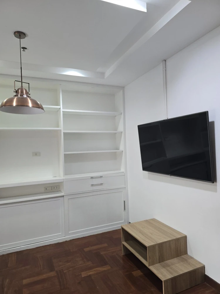 For rent: Pathumwan Resort, spacious room, lots of usable space, not exposed to the sun, comes with complete furniture, don't miss it.