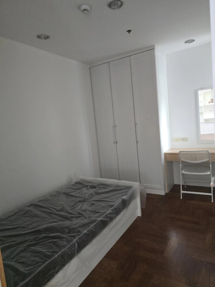For rent: Pathumwan Resort, spacious room, lots of usable space, not exposed to the sun, comes with complete furniture, don't miss it.