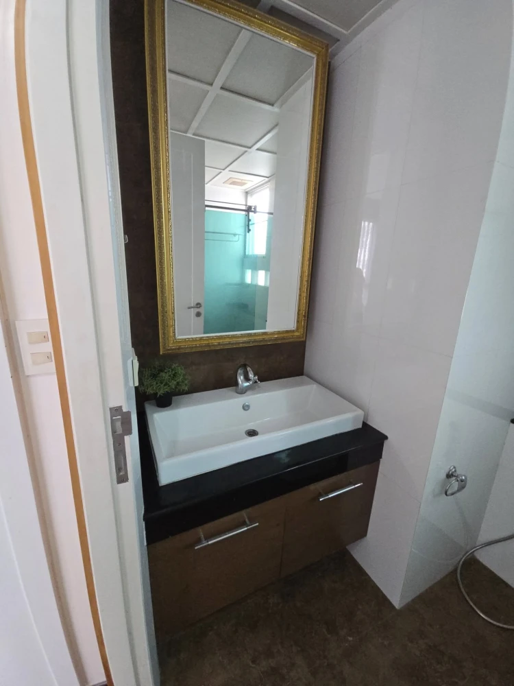 For rent: Pathumwan Resort, spacious room, lots of usable space, not exposed to the sun, comes with complete furniture, don't miss it.