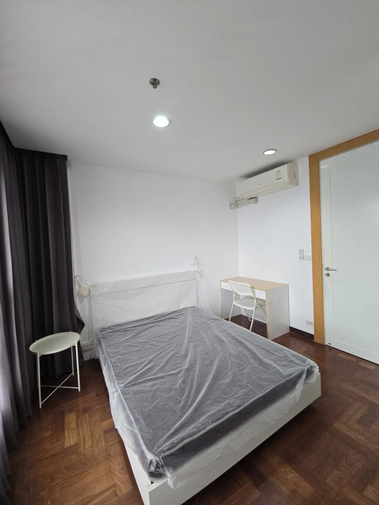 For rent: Pathumwan Resort, spacious room, lots of usable space, not exposed to the sun, comes with complete furniture, don't miss it.