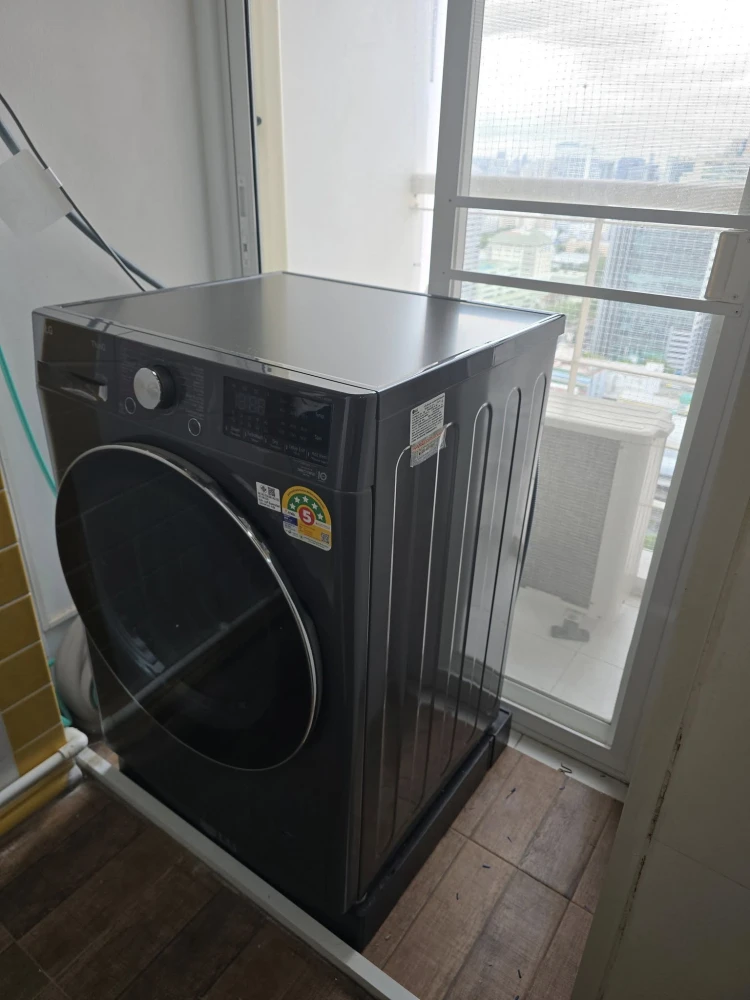 For rent: Pathumwan Resort, spacious room, lots of usable space, not exposed to the sun, comes with complete furniture, don't miss it.