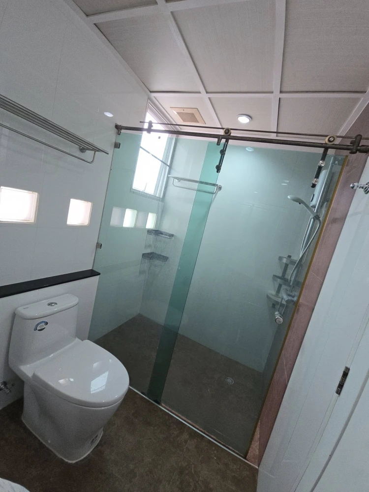 For rent: Pathumwan Resort, spacious room, lots of usable space, not exposed to the sun, comes with complete furniture, don't miss it.