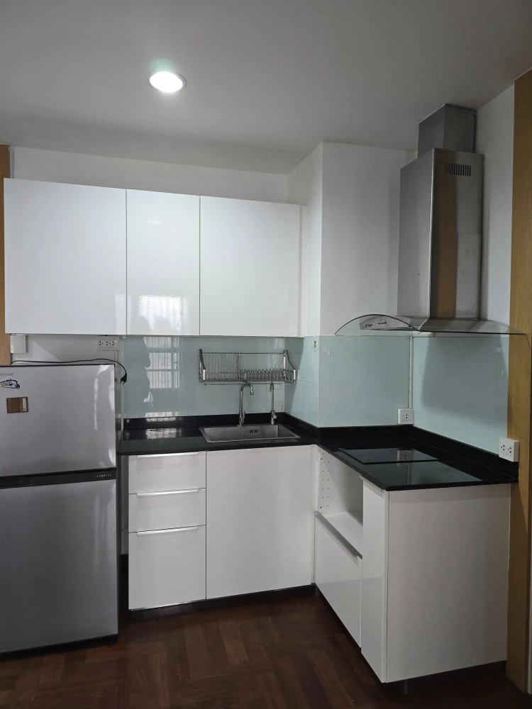 For rent: Pathumwan Resort, spacious room, lots of usable space, not exposed to the sun, comes with complete furniture, don't miss it.