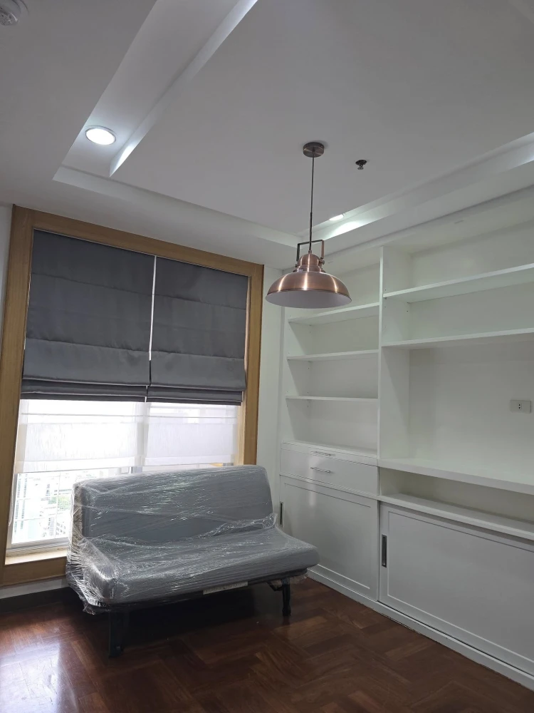 For rent: Pathumwan Resort, spacious room, lots of usable space, not exposed to the sun, comes with complete furniture, don't miss it.