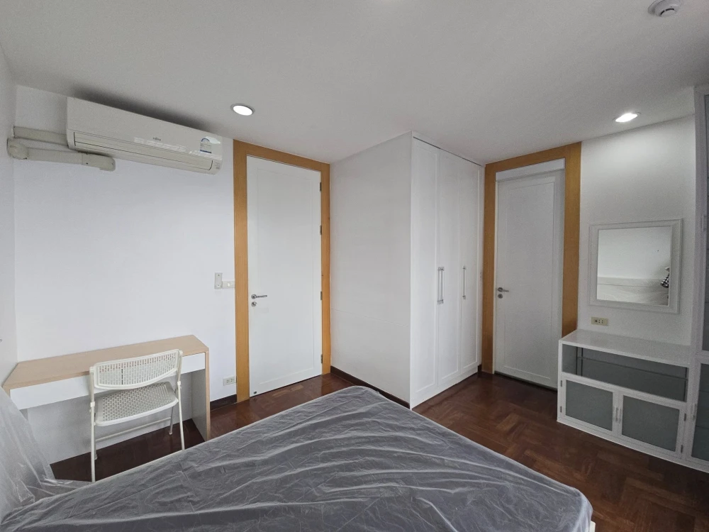 For rent: Pathumwan Resort, spacious room, lots of usable space, not exposed to the sun, comes with complete furniture, don't miss it.