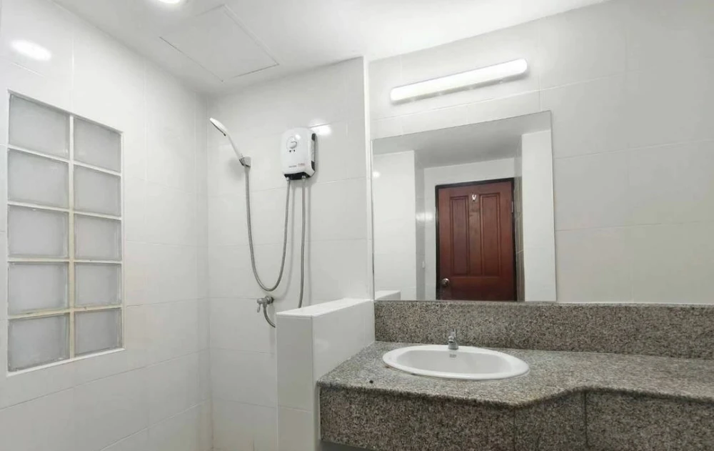 For rent: Phayathai Place, 1 bedroom, 1 bathroom. Great location. Fully furnished. Just bring your bags and move in!