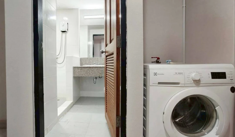 For rent: Phayathai Place, 1 bedroom, 1 bathroom. Great location. Fully furnished. Just bring your bags and move in!