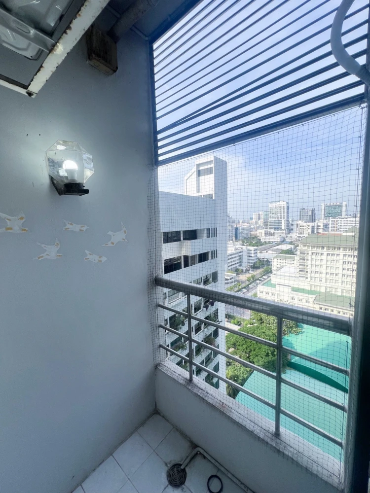 For rent: Phayathai Place, 2 bedrooms, 2 bathrooms, plenty of usable space, fully equipped, good location, don't miss it.